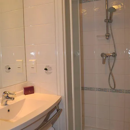 Hotel Quality - Portes De Geneve 4*
